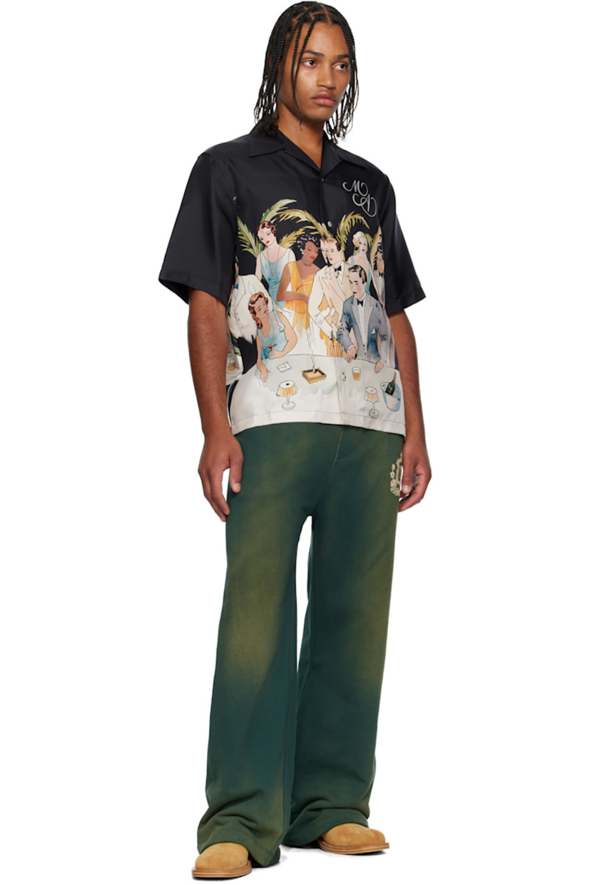 Silk twill shirt. 

· Open spread collar 
· Button closure 
· Logo printed at chest and back
· Graphics printed at front and back

Supplier color: Black