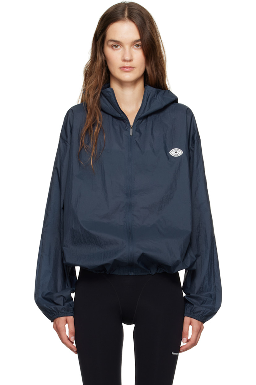 Lightweight 55 gsm nylon taffeta jacket.

· Water-repellent non-PFC DWR-coating
· Hood at stand collar
· Zip closure
· Felted logo patch at chest
· Bungee-style drawstring at hem
· Elasticized cuffs
· Storm flap at back

Supplier color: Midnight
