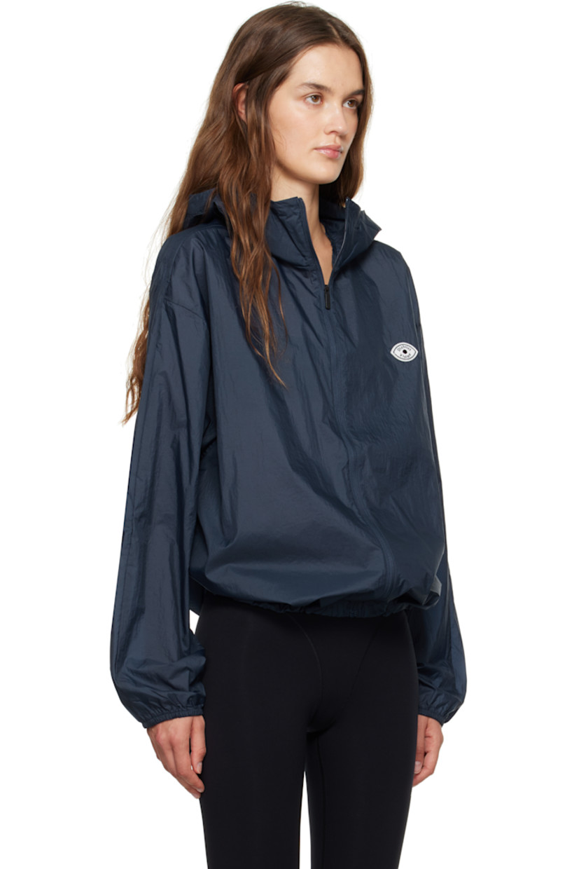 Lightweight 55 gsm nylon taffeta jacket.

· Water-repellent non-PFC DWR-coating
· Hood at stand collar
· Zip closure
· Felted logo patch at chest
· Bungee-style drawstring at hem
· Elasticized cuffs
· Storm flap at back

Supplier color: Midnight