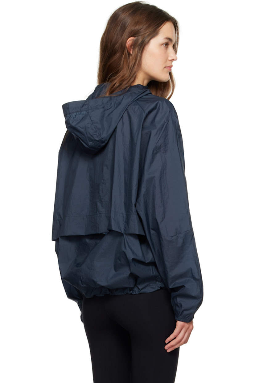 Lightweight 55 gsm nylon taffeta jacket.

· Water-repellent non-PFC DWR-coating
· Hood at stand collar
· Zip closure
· Felted logo patch at chest
· Bungee-style drawstring at hem
· Elasticized cuffs
· Storm flap at back

Supplier color: Midnight
