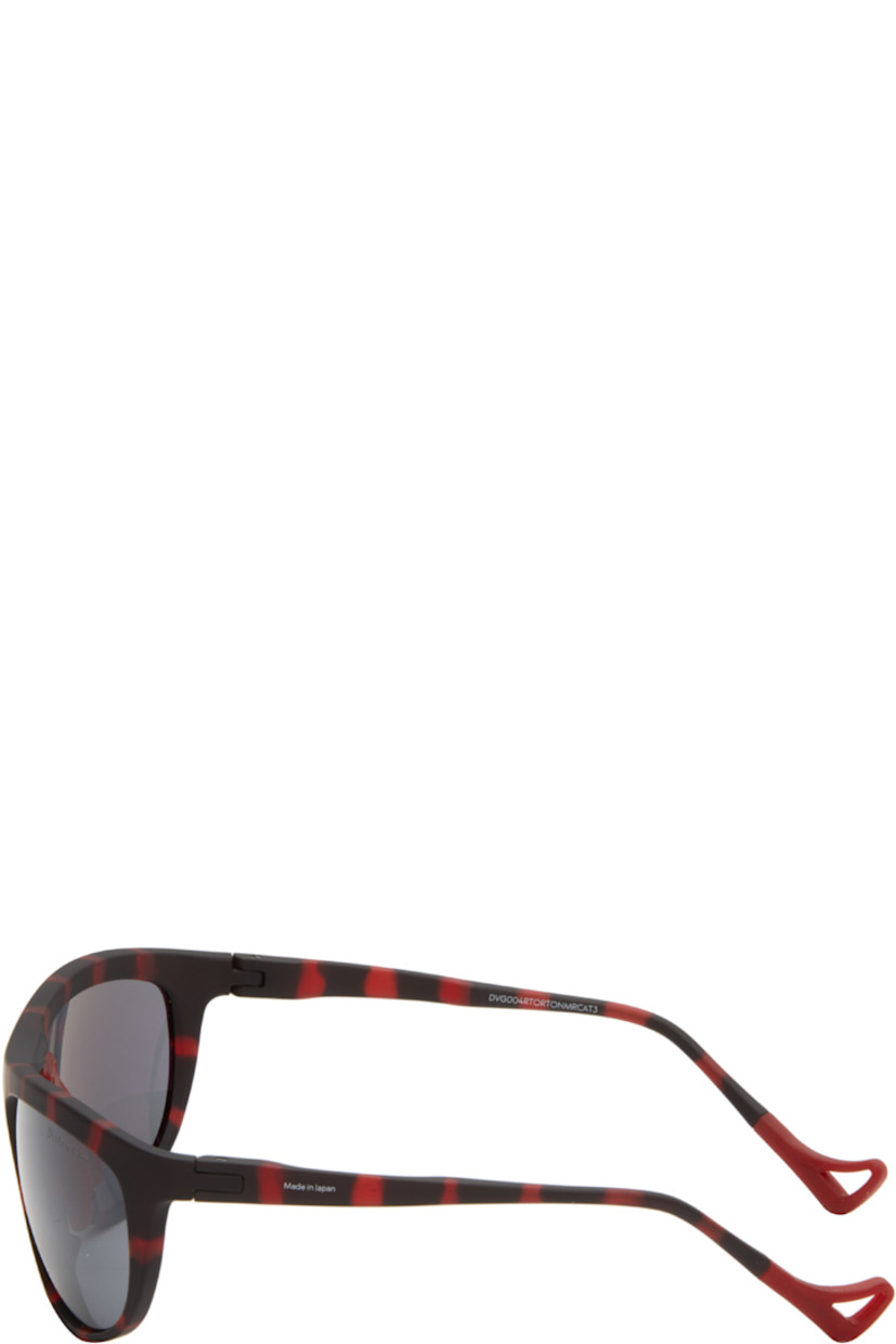 Round tortoiseshell acrylic-frame sunglasses.

· Mirrored gray lenses with D+ lens technology
· 100% UVA/UVB protection
· Integrated rubber nose pads
· Logo printed at lens and temple
· Eyewear chain-compatible rubber temple tips
· Includes microfiber pouch
· Size: 59.19 125

Supplier color: Red tortoise/D+ onyx mirror