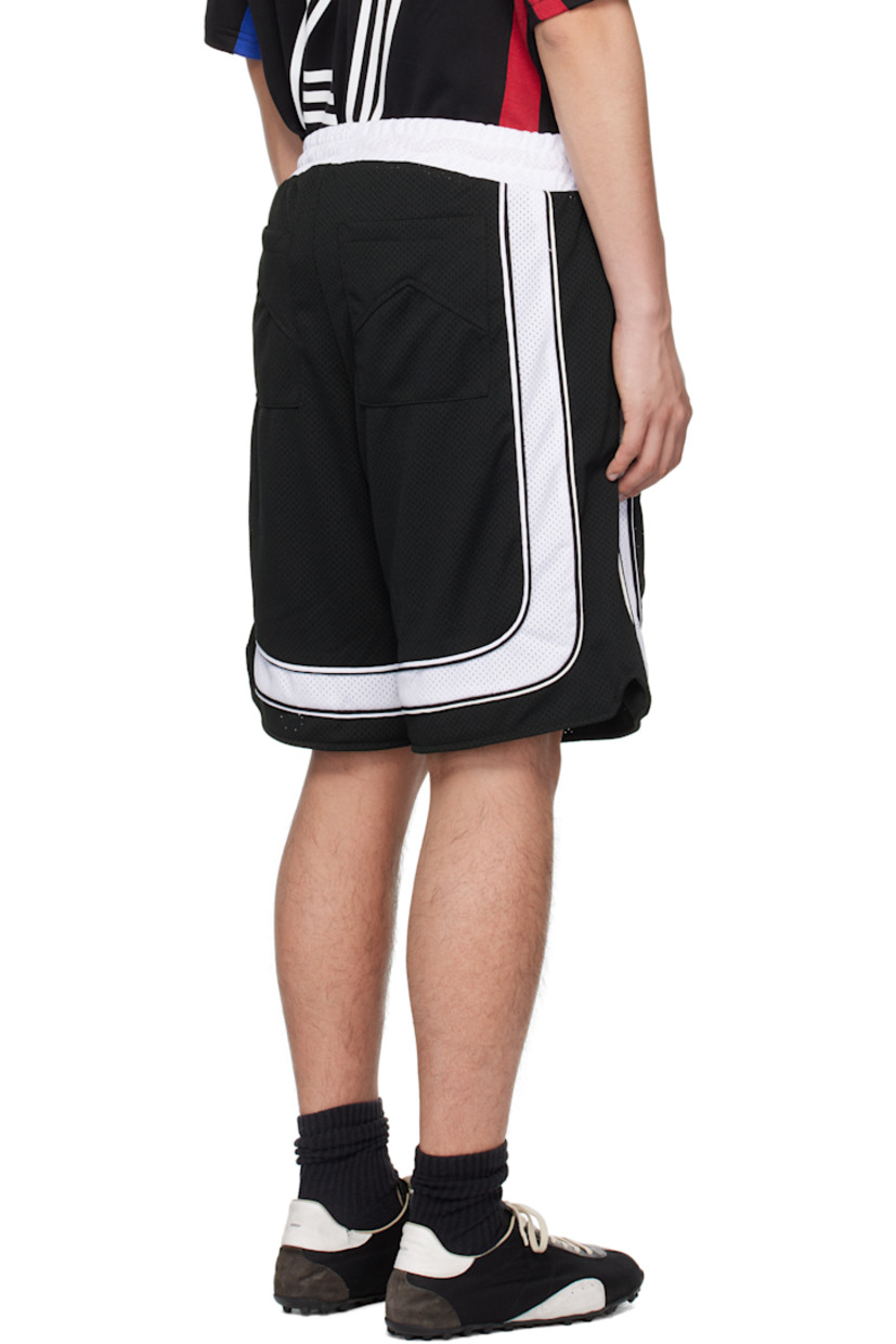 Double-faced polyester mesh shorts. 

· Drawstring at elasticized waistband
· Four-pocket styling
· Piping and vent at outseams 

Supplier color: Black/White
