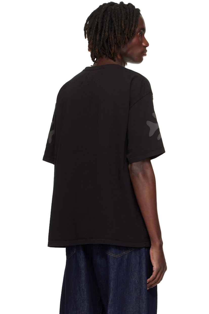 Cotton jersey T-shirt.

· Rib-knit crewneck
· Logo, graphic, and text printed at front
· Dropped shoulders
· Graphic printed at sleeves

Supplier color: Black