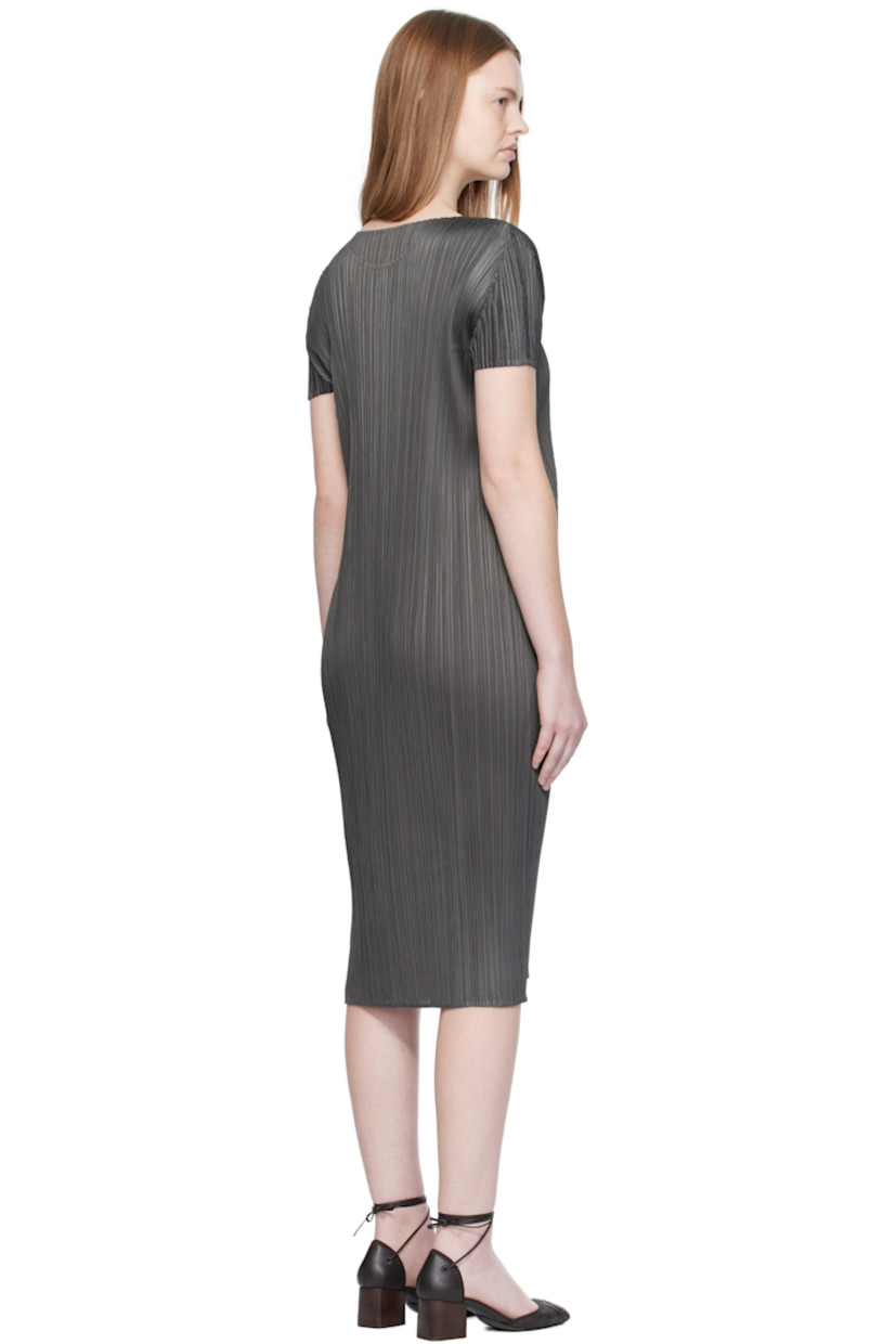 Garment-pleated tricot midi dress.

· Round neck
· Slit at side seam
· Cap sleeves

Supplier color: Charcoal gray
