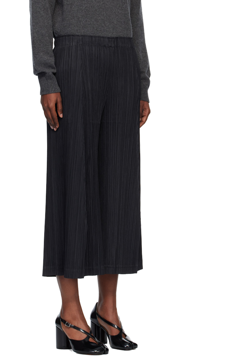 Garment-pleated tricot trousers.

· Flared leg
· Elasticized waistband
· Two-pocket styling

Supplier color: Black