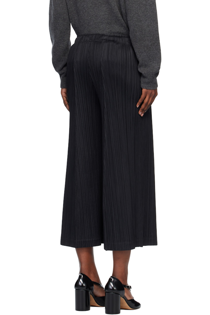 Garment-pleated tricot trousers.

· Flared leg
· Elasticized waistband
· Two-pocket styling

Supplier color: Black