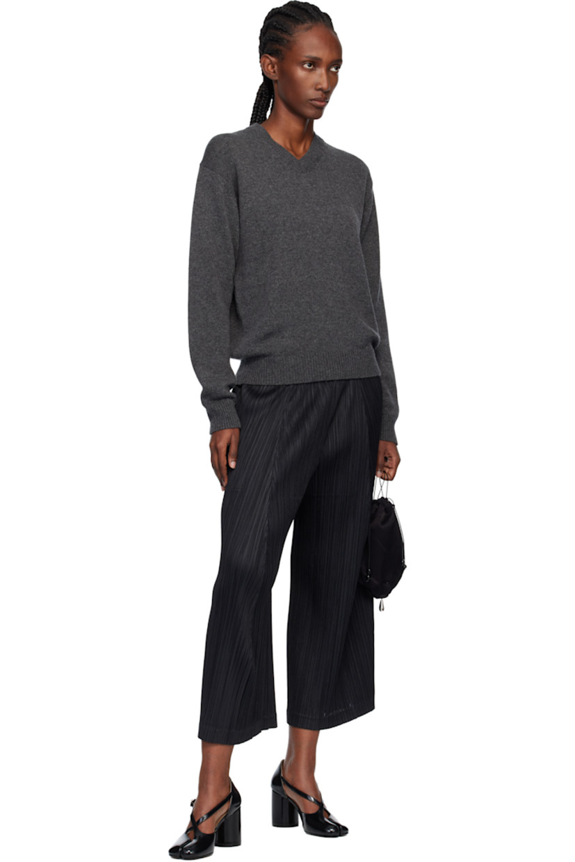 Garment-pleated tricot trousers.

· Flared leg
· Elasticized waistband
· Two-pocket styling

Supplier color: Black