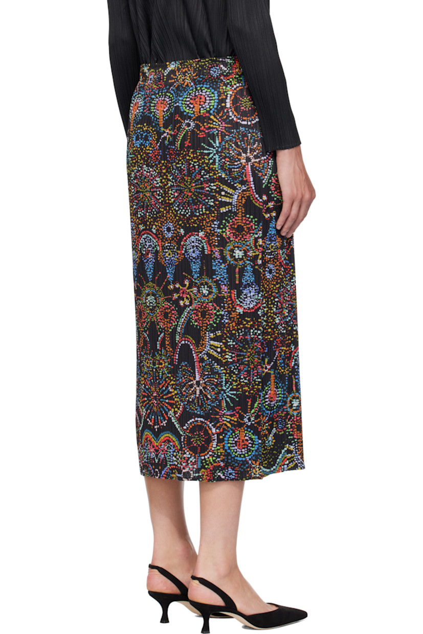 Garment-pleated tricot midi skirt.

· Graphic pattern printed throughout
· Elasticized waistband
· Two-pocket styling

Supplier color: Black