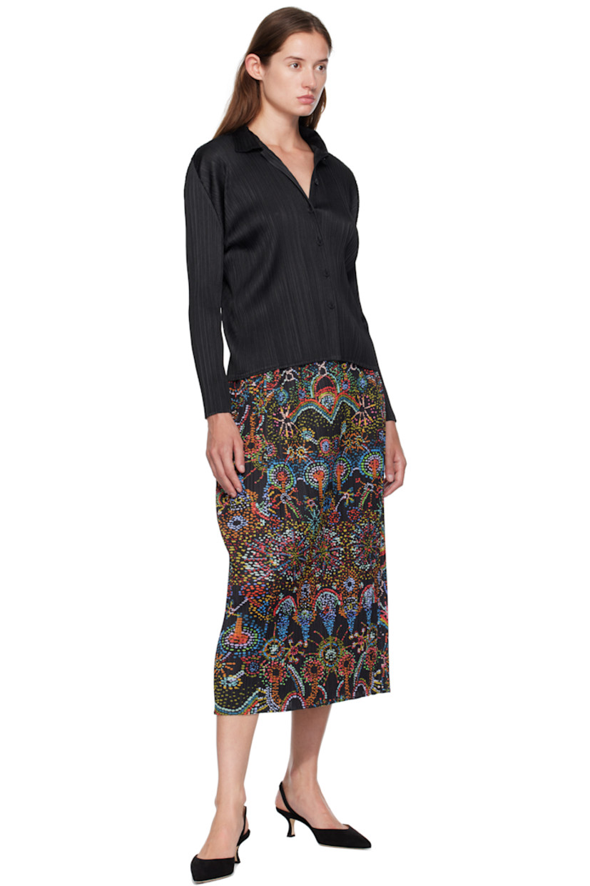 Garment-pleated tricot midi skirt.

· Graphic pattern printed throughout
· Elasticized waistband
· Two-pocket styling

Supplier color: Black