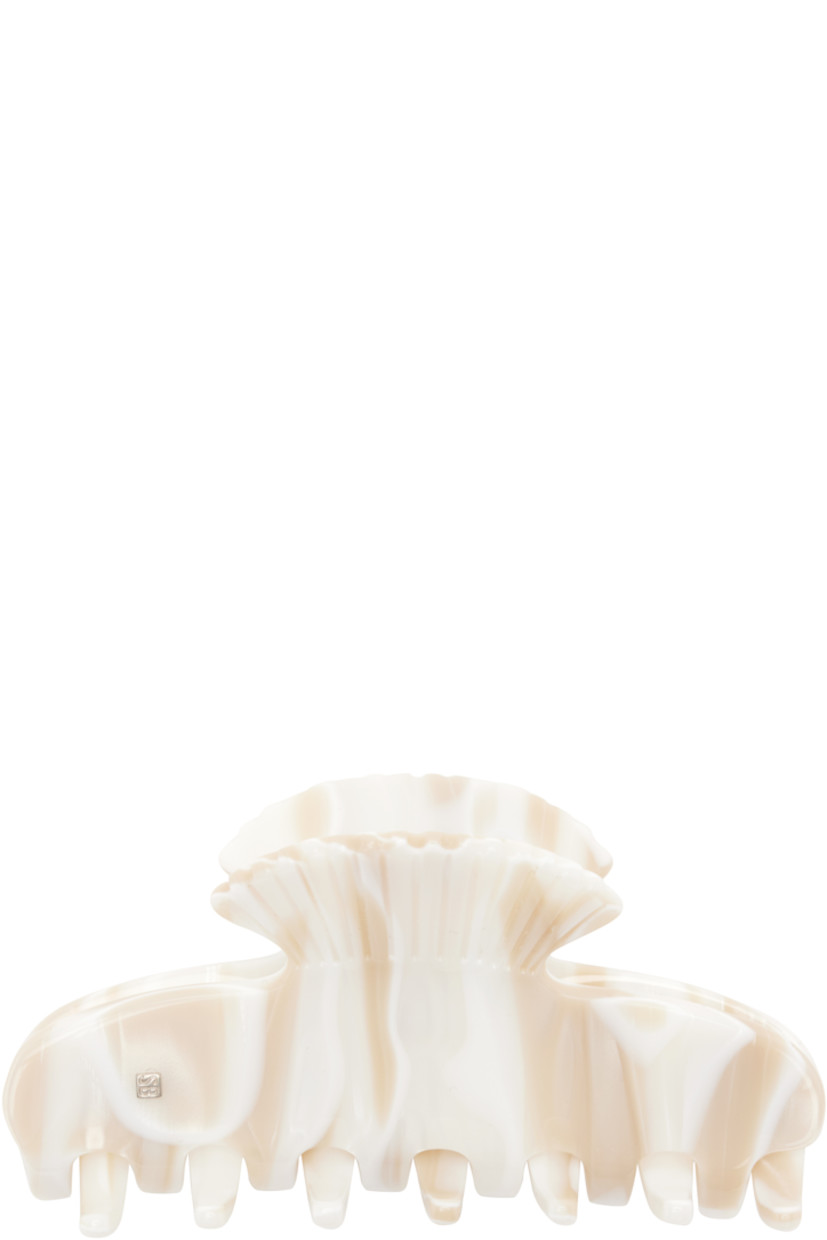 Handcrafted acetate hair clip.

· Logo plaque at face
· H1.5" x W3.25"

Supplier color: Mother of pearl