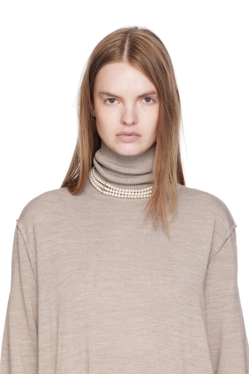 Handcrafted tiered freshwater pearl choker in white. 

· Logo plaque at adjustable hook-eye closure
· Sterling silver hardware
· L15.5"

Supplier color: White pearl