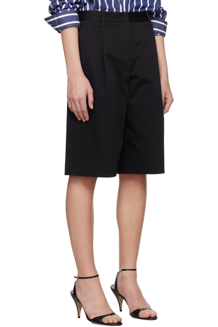 Stretch organic cotton twill shorts. 

· Wide straight-leg 
· Belt loops
· Four-pocket styling
· Zip fly 
· Pleats at front 

Supplier color: Black