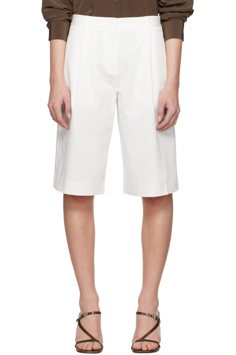 Stretch organic cotton twill shorts. 

· Wide straight-leg 
· Belt loops
· Four-pocket styling
· Zip fly 
· Pleats at front 

Supplier color: Chalk