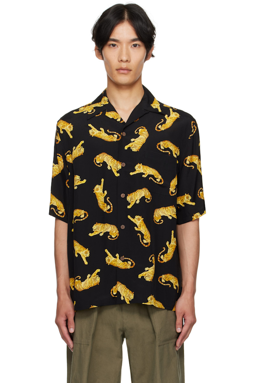 Poplin shirt.

· Graphic pattern printed throughout
· Open spread collar
· Button closure
· Patch pocket at chest
· Pleats at back yoke

Featuring artwork by Tim Lehi.

Supplier color: Black