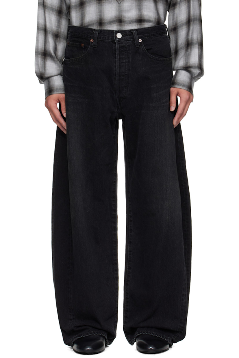 Non-stretch denim jeans.

· Fading and whiskering throughout 
· Wide-leg
· Belt loops
· Five-pocket styling 
· Button fly 
· Curved outseams
· Suede patch at back waistband

Supplier color: Black