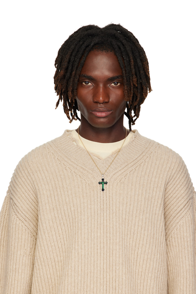 Handcrafted pendant in 18k white gold vermeil.

· Graphic in green at face
· H1.75" x W1"

Supplier color: White gold/Green
