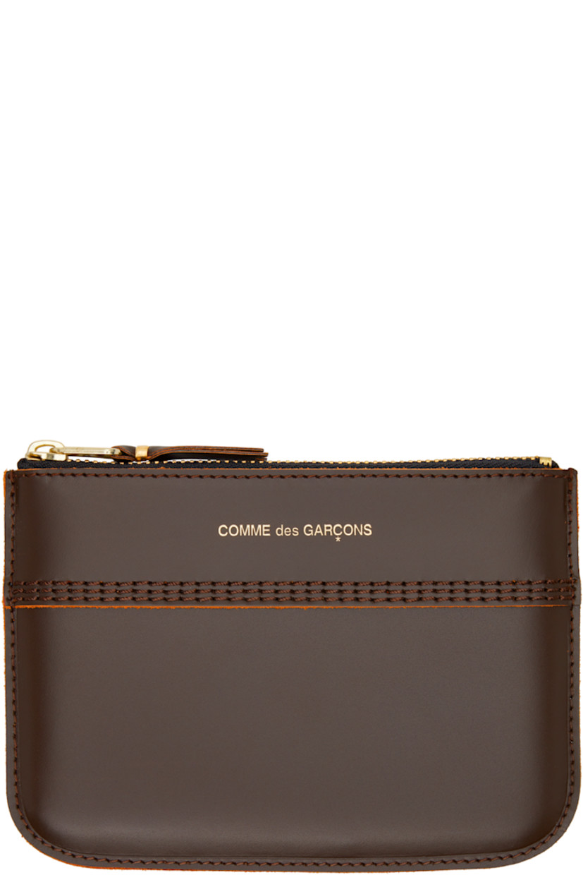 Buffed leather pouch.

· Logo stamp at face
· Topstitching at face and back face
· Zip closure
· Suede interior
· H4" x W5.75"

Supplier color: Brown