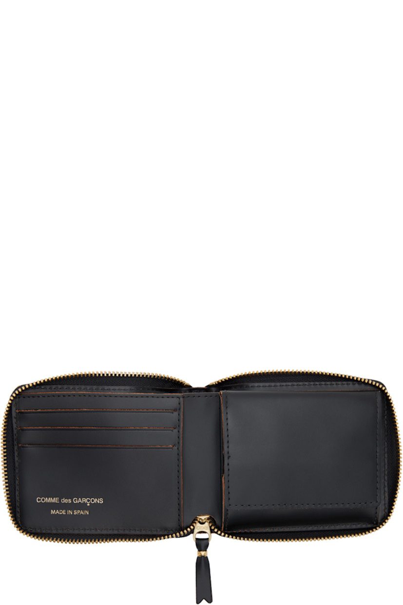 Buffed leather bifold wallet.

· Topstitching at face and back face
· Zip closure
· Three card slots
· One patch pocket and note slot
· Flap coin compartment
· H3.25" x W4.25" x D1"

Supplier color: Black
