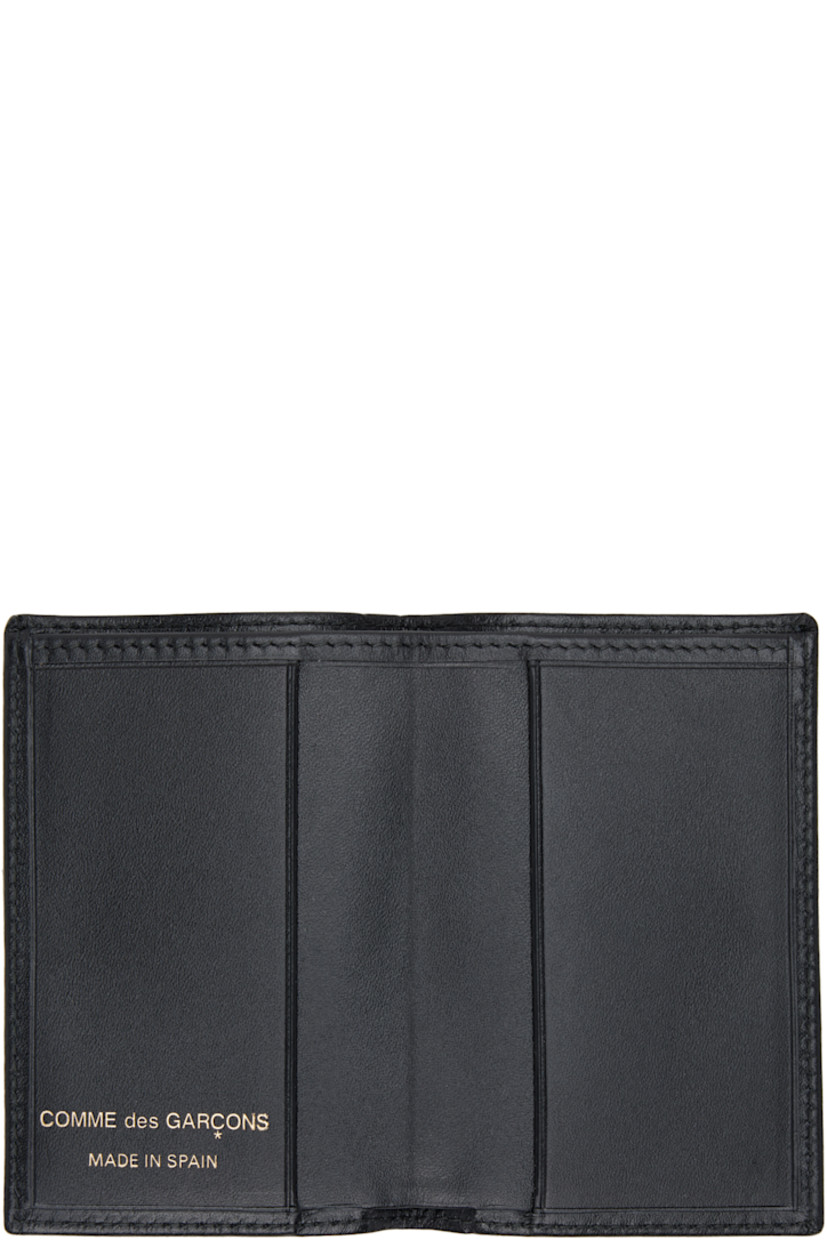 Buffed leather bifold wallet.

· Two card slots
· One note slot
· H4.25" x W2.75"
 
Supplier color: Black