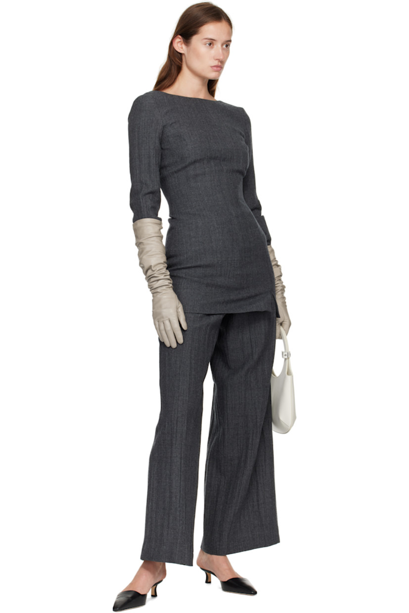 Grained nappa leather opera gloves.

· Elbow-length
· Partially elasticized wrist
· Logo embossed at cuffs
· Full silk jersey lining

Supplier color: Gris Moyen