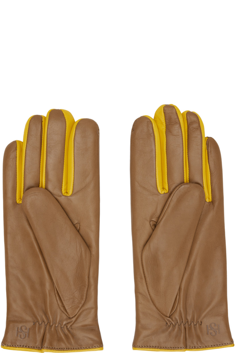 Grained nappa leather gloves.

· Central pinched seam at top
· Partially elasticized wrist
· Notch at top wrist
· Embossed logo at back wrist
· Full knit cashmere-blend lining

Supplier color: Camel