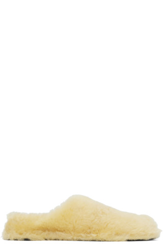 【関税込み】Jil Sander オフホワイト シアリング スリッパ Jil Sanderのオフホワイト シアリング スリッパがセール中