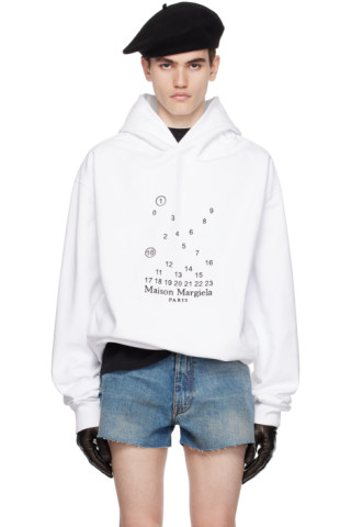 【関税込み】Maison Margiela ホワイト 刺繍 フーディ Maison Margiela: ホワイト 刺繍 フーディ | SSENSE 日本