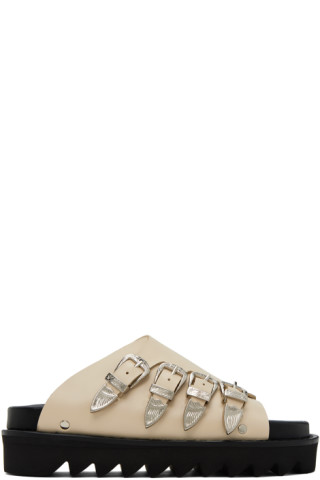 【関税込み】Toga Pulla SSENSE限定 ベージュ バックル サンダル Toga PullaのSSENSE 日本限定 ベージュ バックル サンダルがセール中