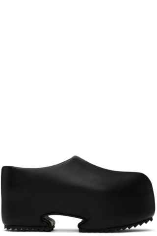 Black Pointed Clogs by YUME YUME on Sale