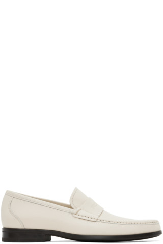 Ferragamoのオフホワイト シグネチャ ローファーがセール中