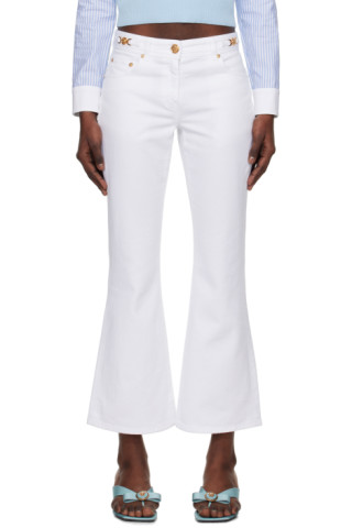 【関税込み】Versace ホワイト クロップド フレアジーンズ 241404F069000_1.jpg