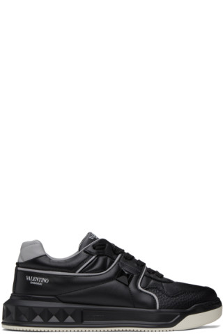 Valentino Garavaniのブラック One Stud スニーカーがセール中 Valentino Garavaniのブラック One Stud スニーカーがセール中