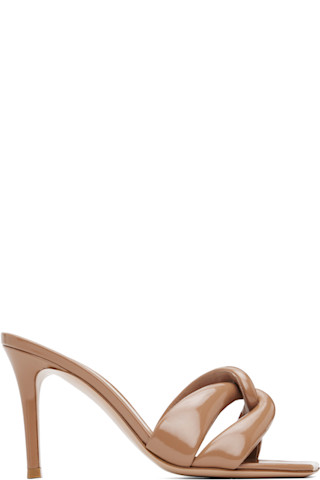 【関税込み】Gianvito Rossi ベージュ Amour ヒールサンダル Gianvito Rossiのベージュ Amour ヒールサンダルがセール中
