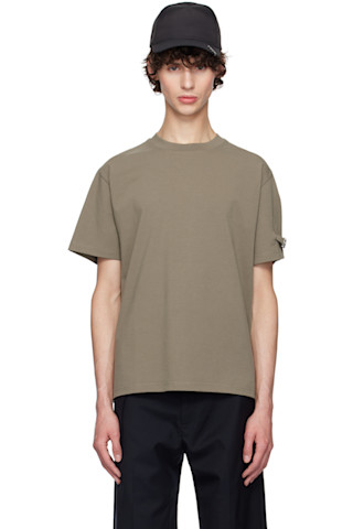 【関税込み】HELIOT EMIL カーキ Armband Tシャツ HELIOT EMILのカーキ Armband Tシャツがセール中