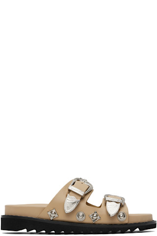 【関税込み】Toga Pulla SSENSE限定 ベージュ バックル サンダル Toga PullaのSSENSE 日本限定 ベージュ バックル サンダルがセール中
