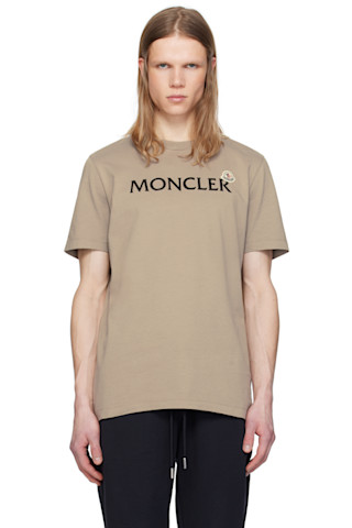 【関税込み】Moncler ベージュ リバーシブル ロゴ Tシャツ Moncler: ベージュ フロックロゴ コットン Tシャツ | SSENSE 日本