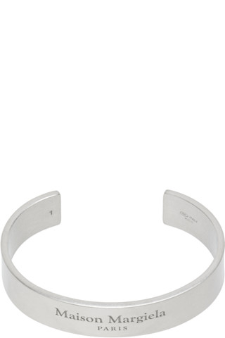 < Maison Margiela>シルバー ロゴ カフブレスレット Maison Margiela: シルバー ロゴ カフブレスレット | SSENSE 日本