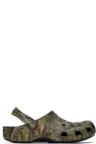 【関税込み】Crocs カーキ Realtree APXR Classic クロッグ Crocs: カーキ Realtree APX® Classic クロッグ | SSENSE 日本