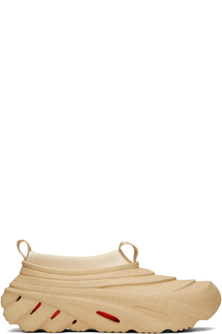 【関税込み】Crocs ベージュ Echo Storm Sandstorm スリッポン Crocsのベージュ Echo Storm Sandstorm スリッポンがセール中