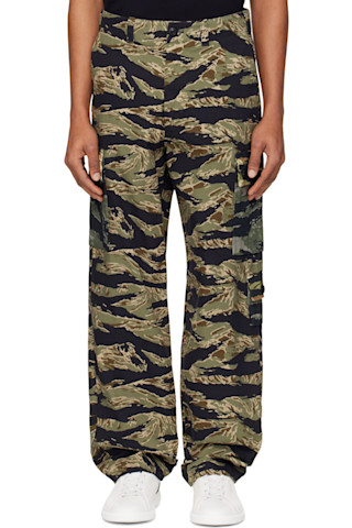 視線を奪う【GIVENCHY】ワイドレッグカモフラージュカーゴパンツ Givenchyのブラック&カーキ Camo Print カーゴパンツがセール中