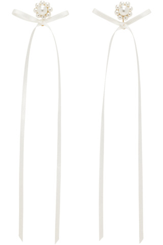 【関税込み】Simone Rocha ホワイト Bow Ribbon スタッドピアス Simone Rochaのホワイト Bow Ribbon スタッドピアスがセール中