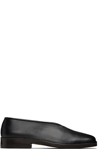 【関税込み】LEMAIRE ブラック Flat Piped スリッポン LEMAIRE: ブラック Flat Piped スリッポン | SSENSE 日本