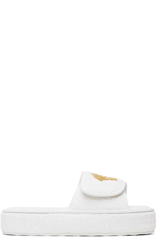 【関税込み】Versace ホワイト 'Versace Allover' スリッパ Versace Underwearのホワイト 'Versace' Allover スリッパがセール中