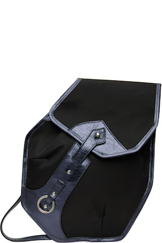 Kiko Kostadinovのブラック＆ブルー Solva バッグがセール中