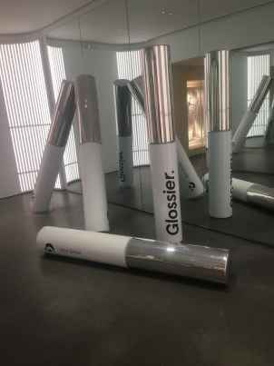 Em NY, nova loja da Glossier tem design orgânico cercado de referências