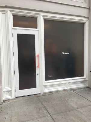 Em NY, nova loja da Glossier tem design orgânico cercado de referências