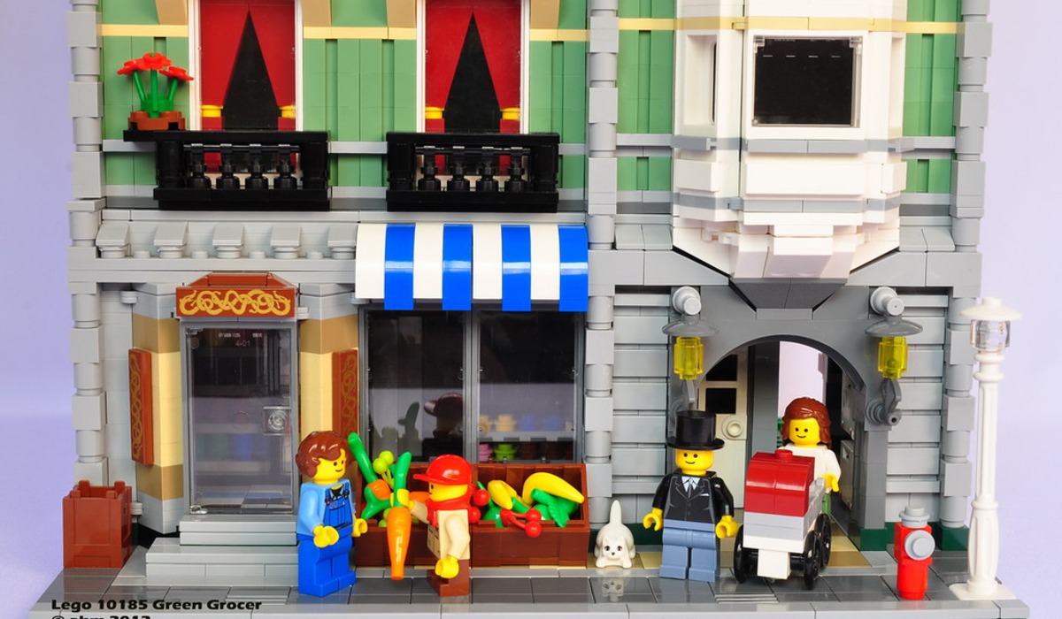 A green building with a sign that says grocery deli