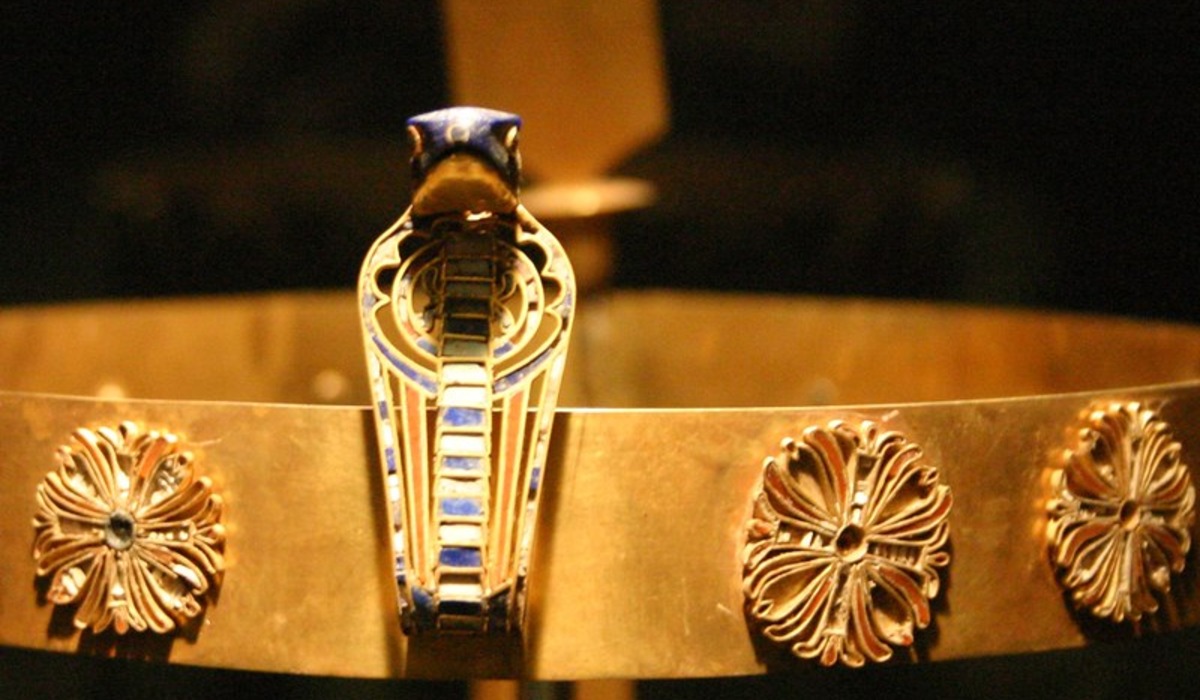 shallow photography of silver-colored crown
