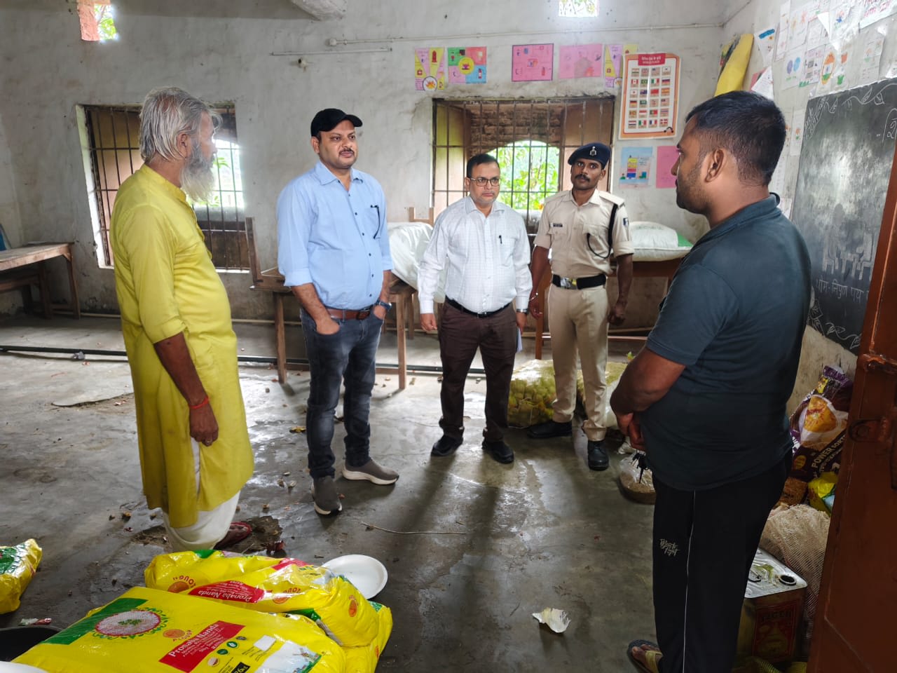 आसनपुर कूपहा स्थित सामुदायिक किचन का निरीक्षण करते अपर समाहर्ता सच्चिदानंद सुमन।