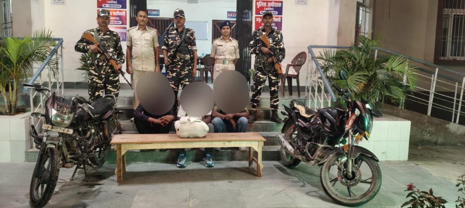 बथनाहा में एसएसबी और बिहार पुलिस की संयुक्त कार्रवाई के दौरान पकड़े गए व्यक्तियों एवं जब्त सामग्री के साथ सुरक्षा बल के जवान। फोटो: एसएसबी